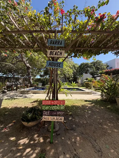 Pergolado florido — Barra Beach House, Fortim