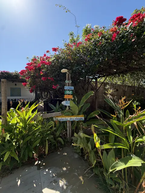Pergolado florido — Barra Beach House, Fortim