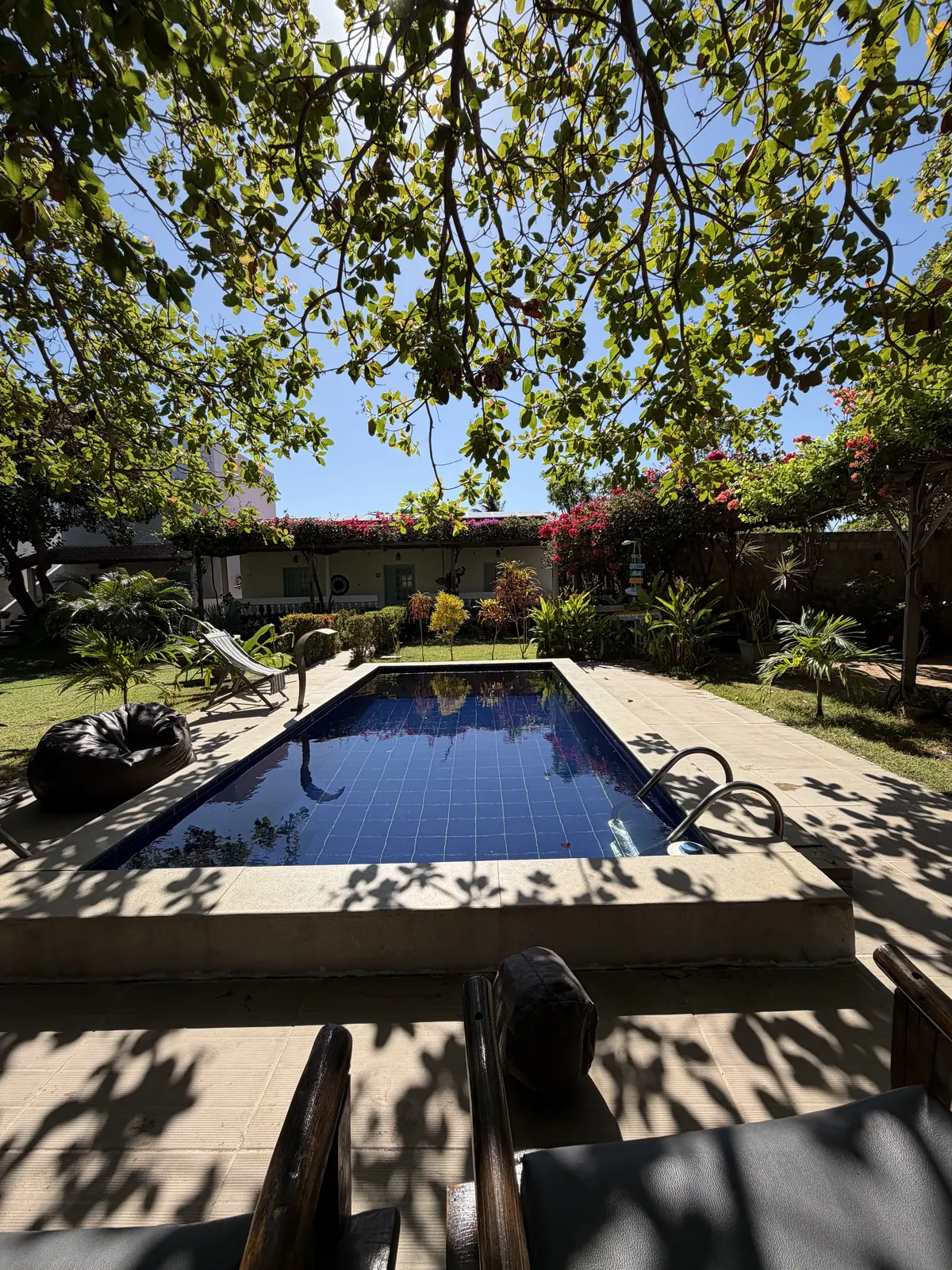 Piscina e jardim da Barra Beach House, em Fortim