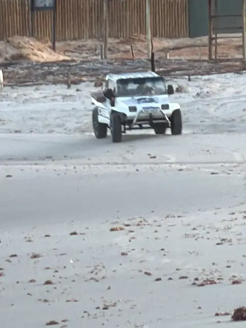 Buggy na areia da Praia do Farol, em Fortim