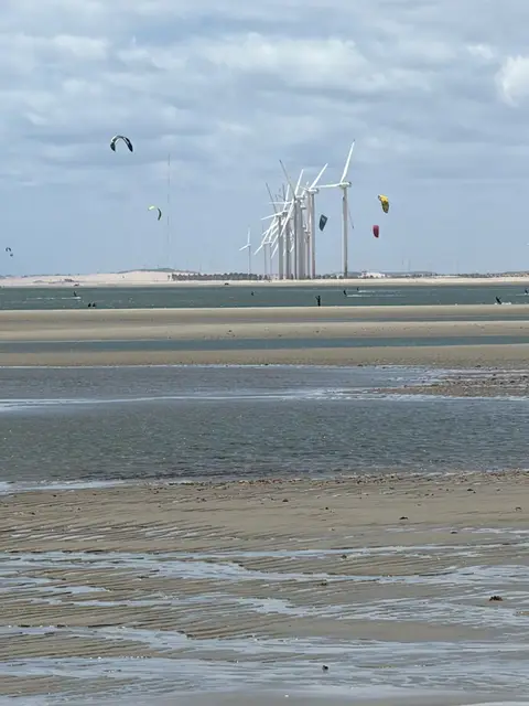 Kites e torres eólicas na foz do Rio Jaguaribe, em Fortim