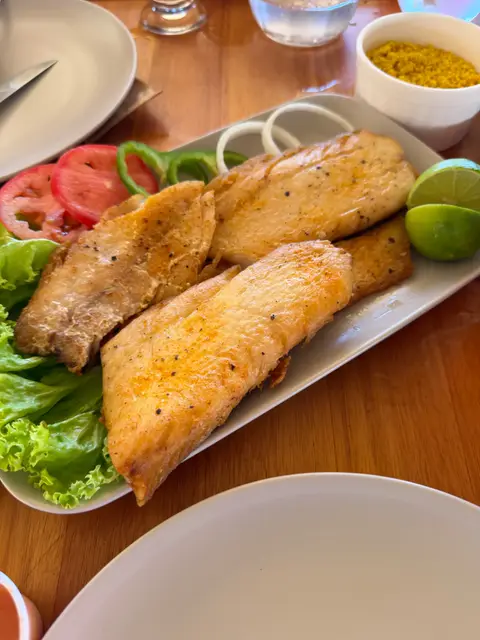 Peixe grelhado com salada, limão e farofa