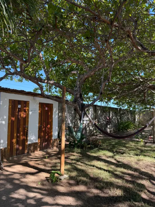 Casinhas de kite da Barra Beach House no jardim, com redes na sombra